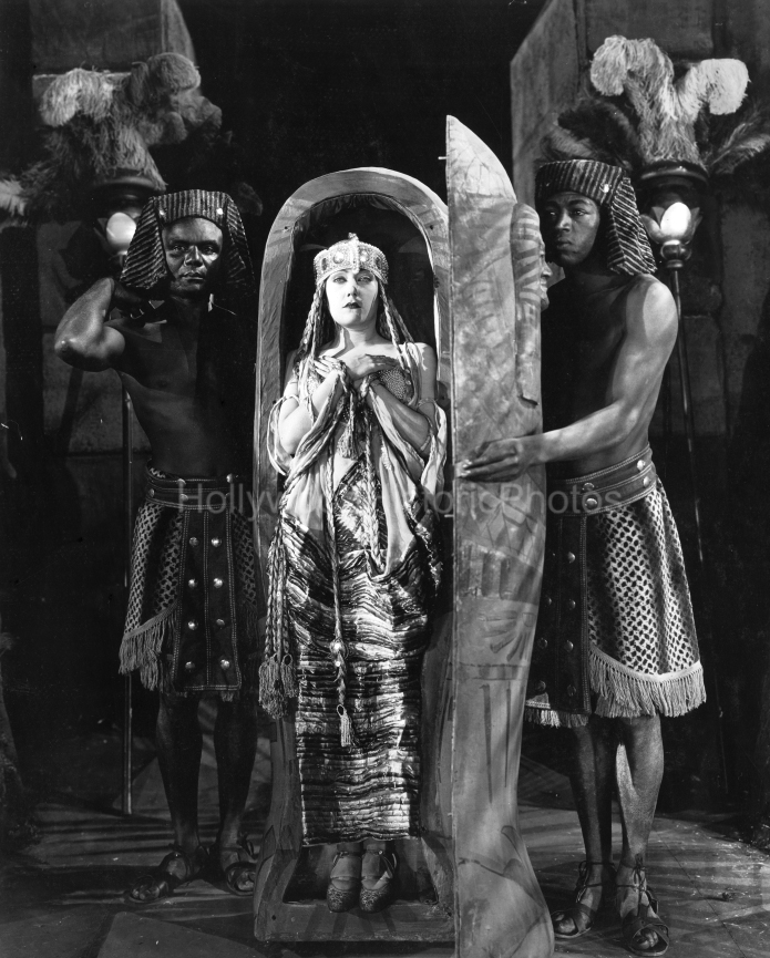 Gloria Swanson 1923 1 Bluebeards Eighth Wife.jpg